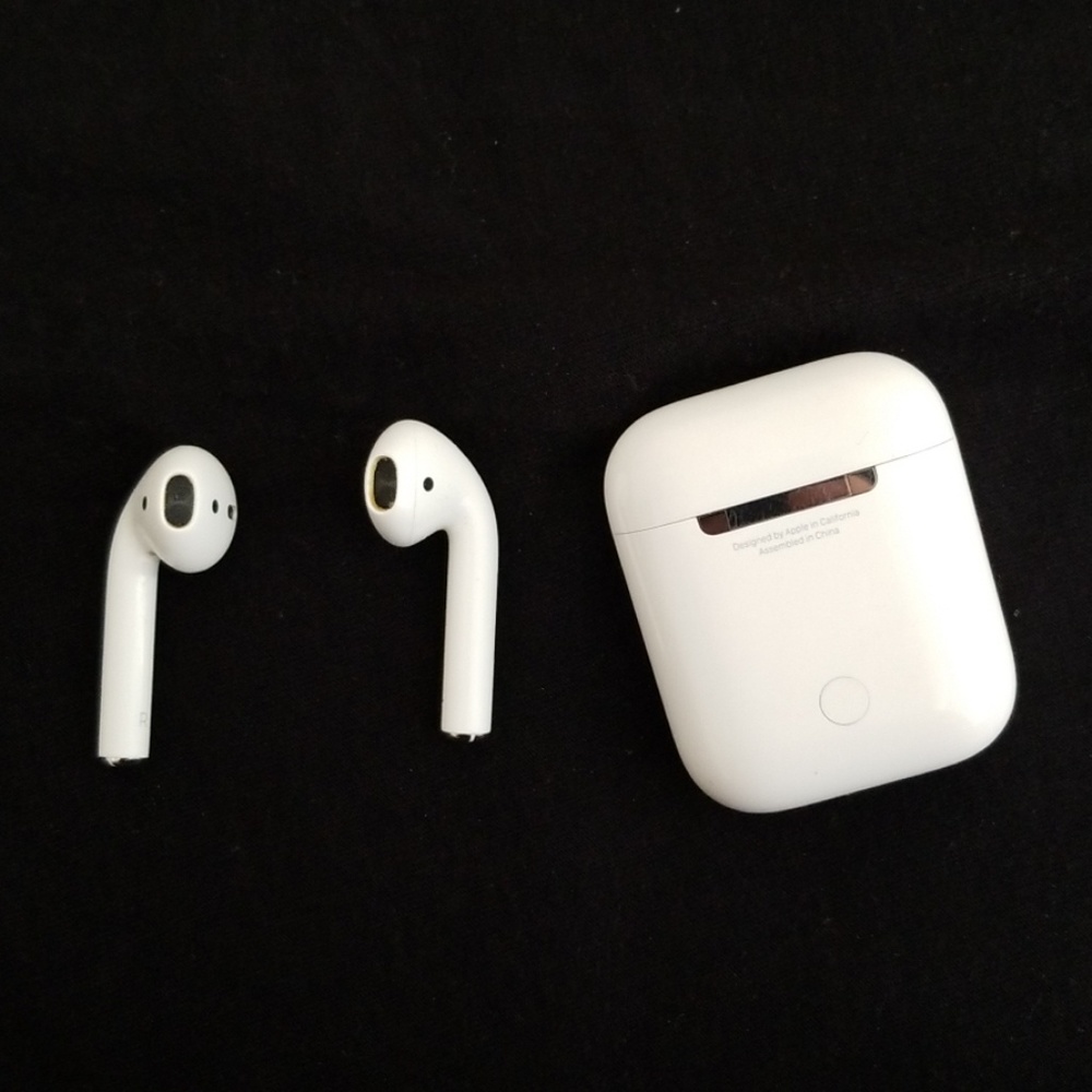 AUTHENTIC APPLE AIRPODS